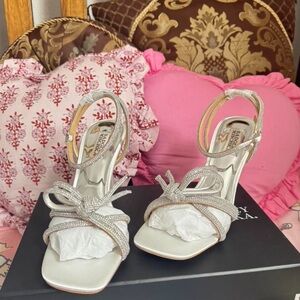 NIB Badgley Mischka Silver Strappy Heels
